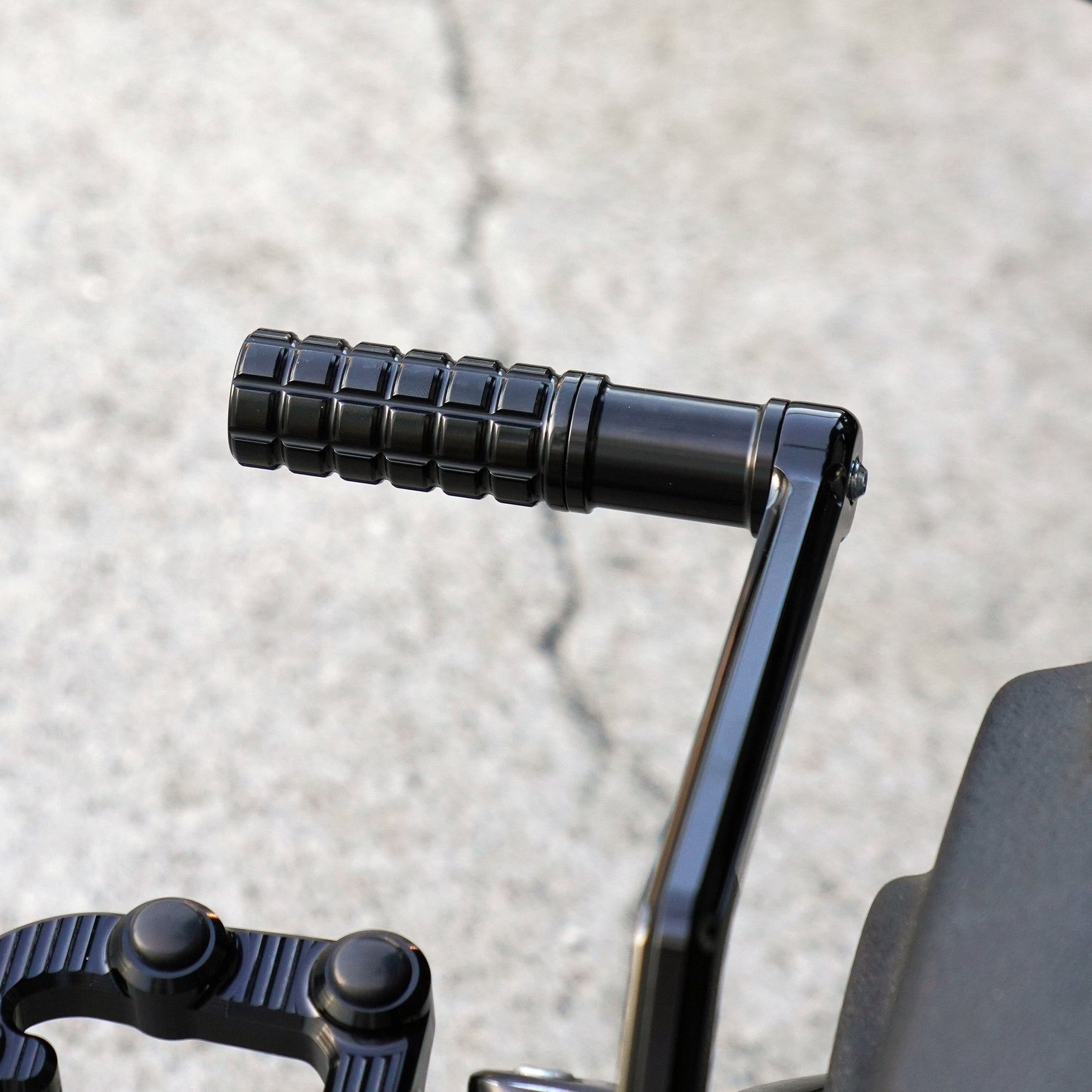 Speedliner Shifter Arm, Black - 18+ Softail Shift Arm Arlen Ness