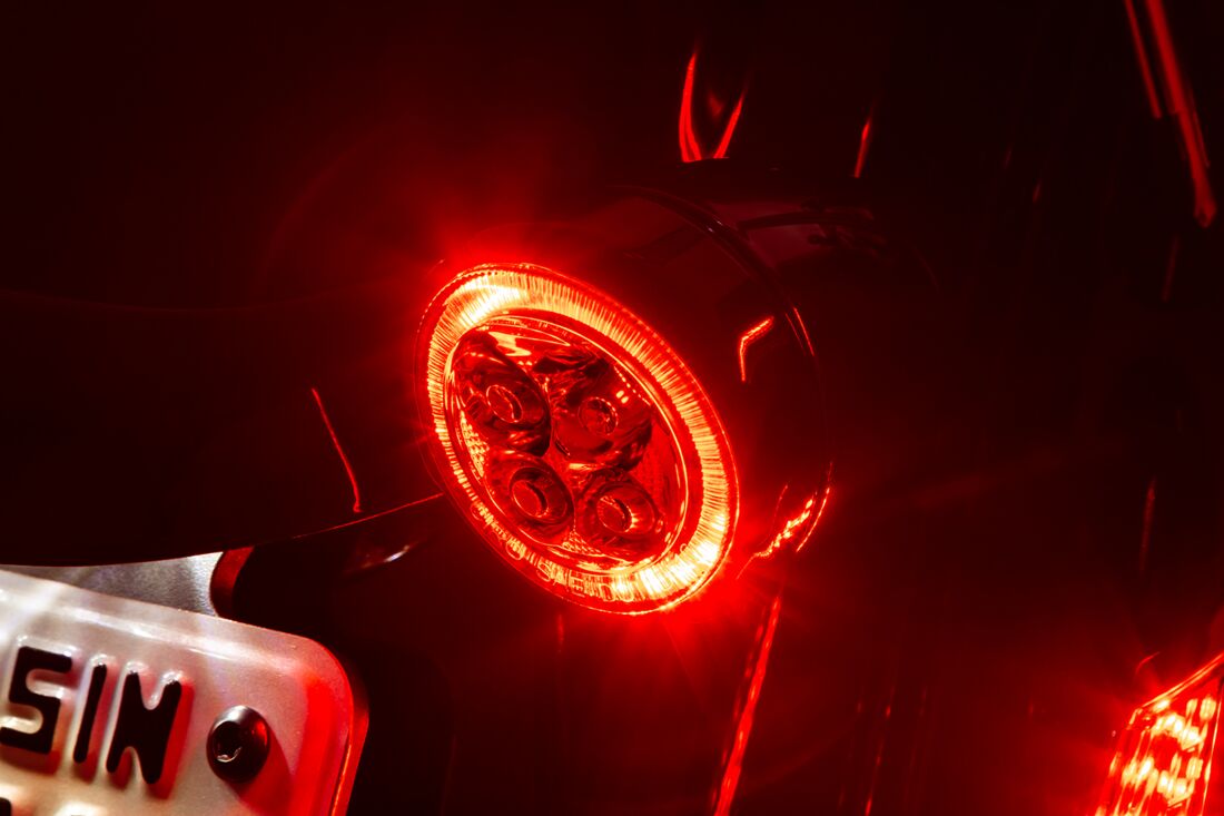 Ciro Light Fang Rr Blk/Red Light Accessory Ciro