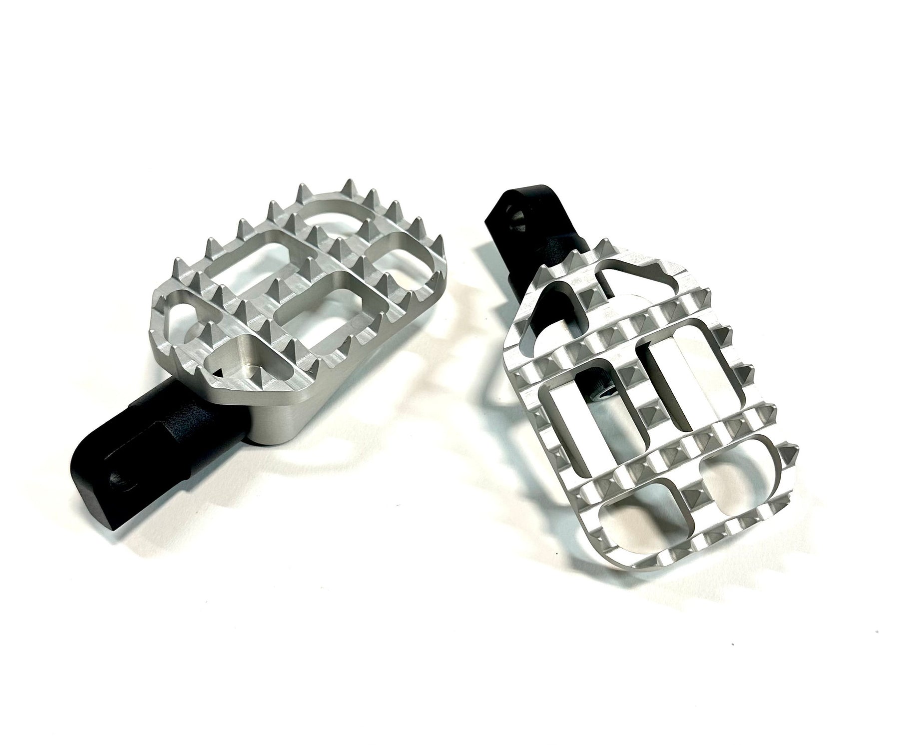 Grabber Foot Peg, Silver Anodized - 91–17 Harley-Davidson* Foot Pegs Bung King