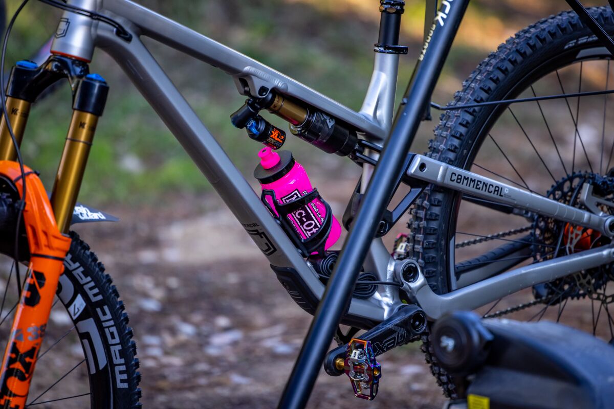 Muc Off Water Bottle Pink 550 Ml 4920-WATER BOTTLE CAGE & BOTTL Muc Off