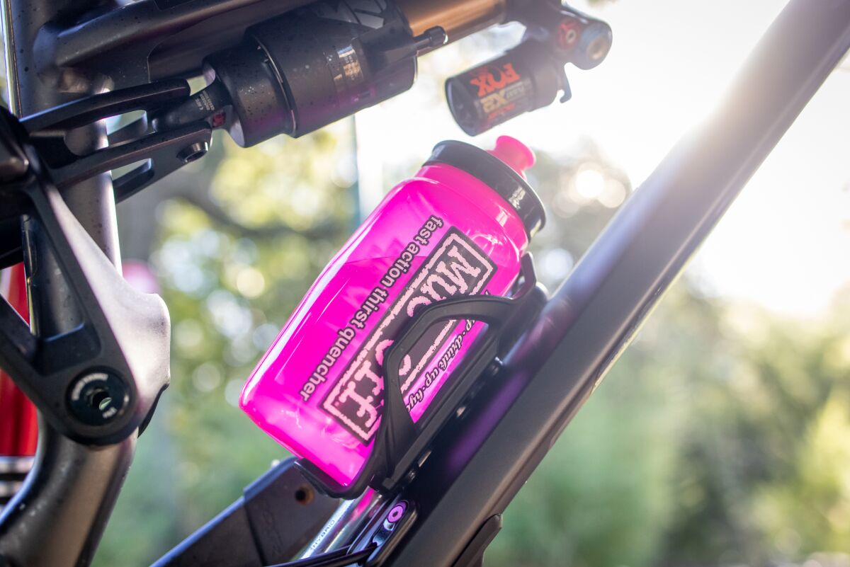 Muc Off Water Bottle Pink 550 Ml 4920-WATER BOTTLE CAGE & BOTTL Muc Off